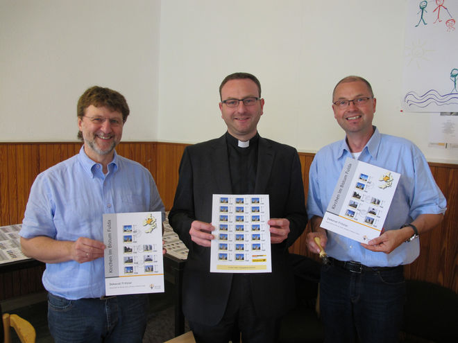 v.l.n.r. Klaus Depta, Kpl. Jürgen Kämpf und Dieter Josefiak beim Erstausgabetag der Briefmarken mit Kirchen aus dem Dekanat Fritzlar in 2014